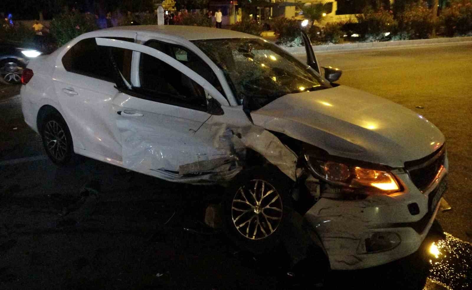 Motosikletle çarpışan otomobil karşı şeride geçip araca çarptı: 4 yaralı