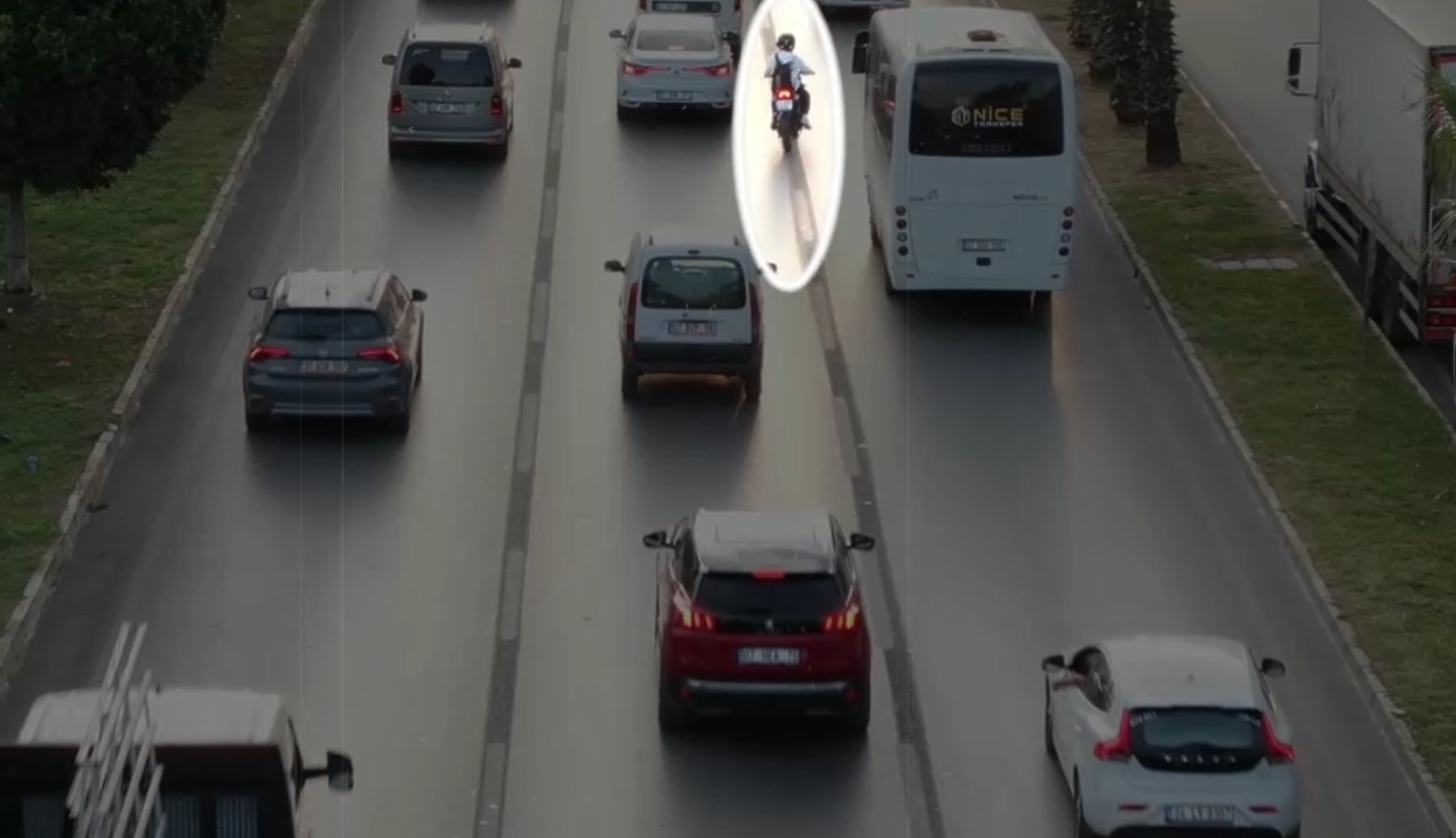 Motosikletlilerin trafikteki kural ihlalleri dron kamerasında