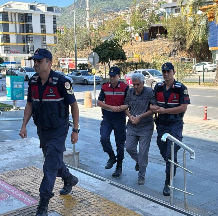 Oğlunu öldürüp, eşini ağır yaralayan şüpheli tutuklandı