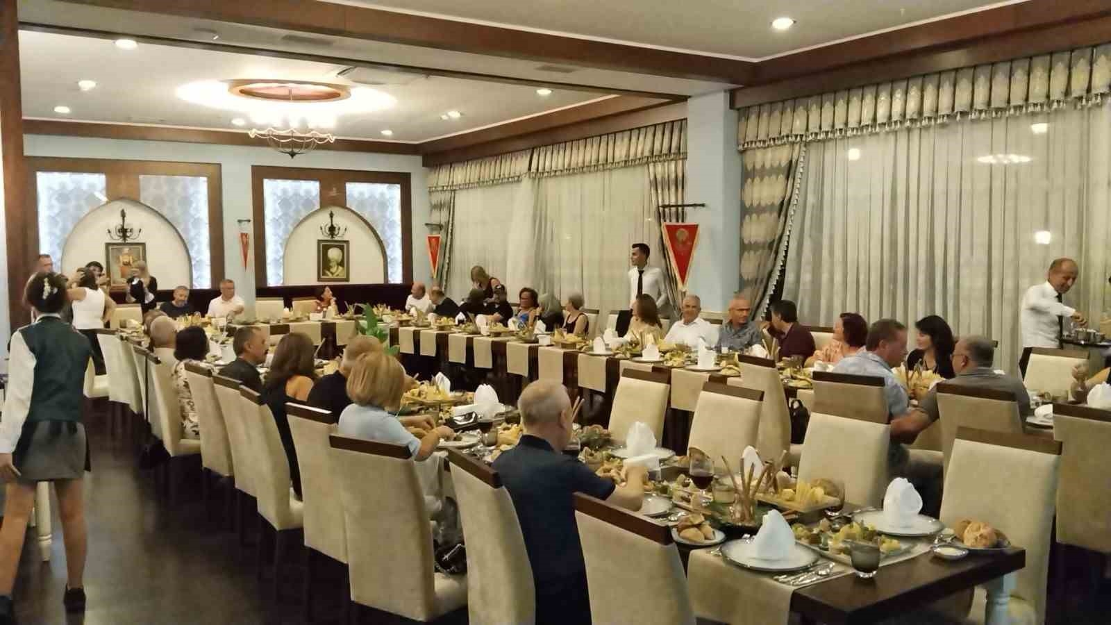 Okul arkadaşları 42 yıl sonra bir araya geldiler