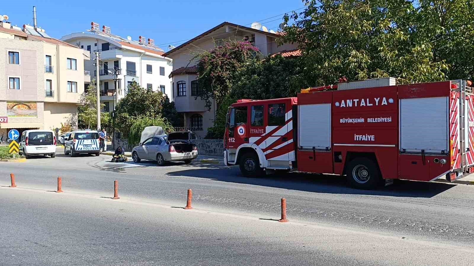 Otomobil alev alev yandı