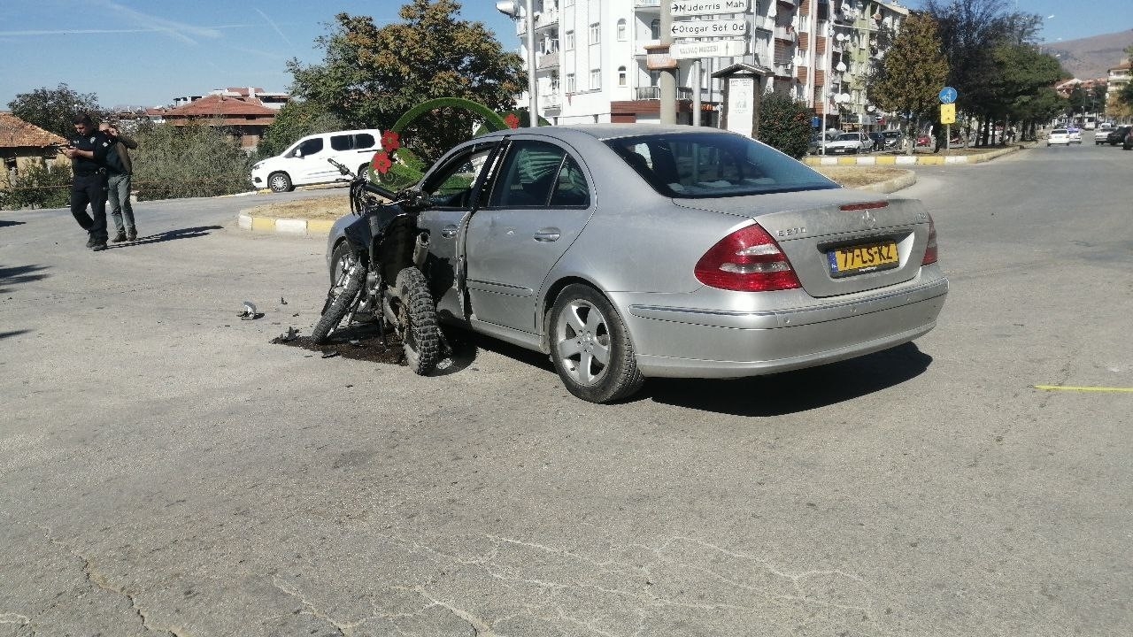 Otomobil ile motosiklet çarpıştı: 1 yaralı