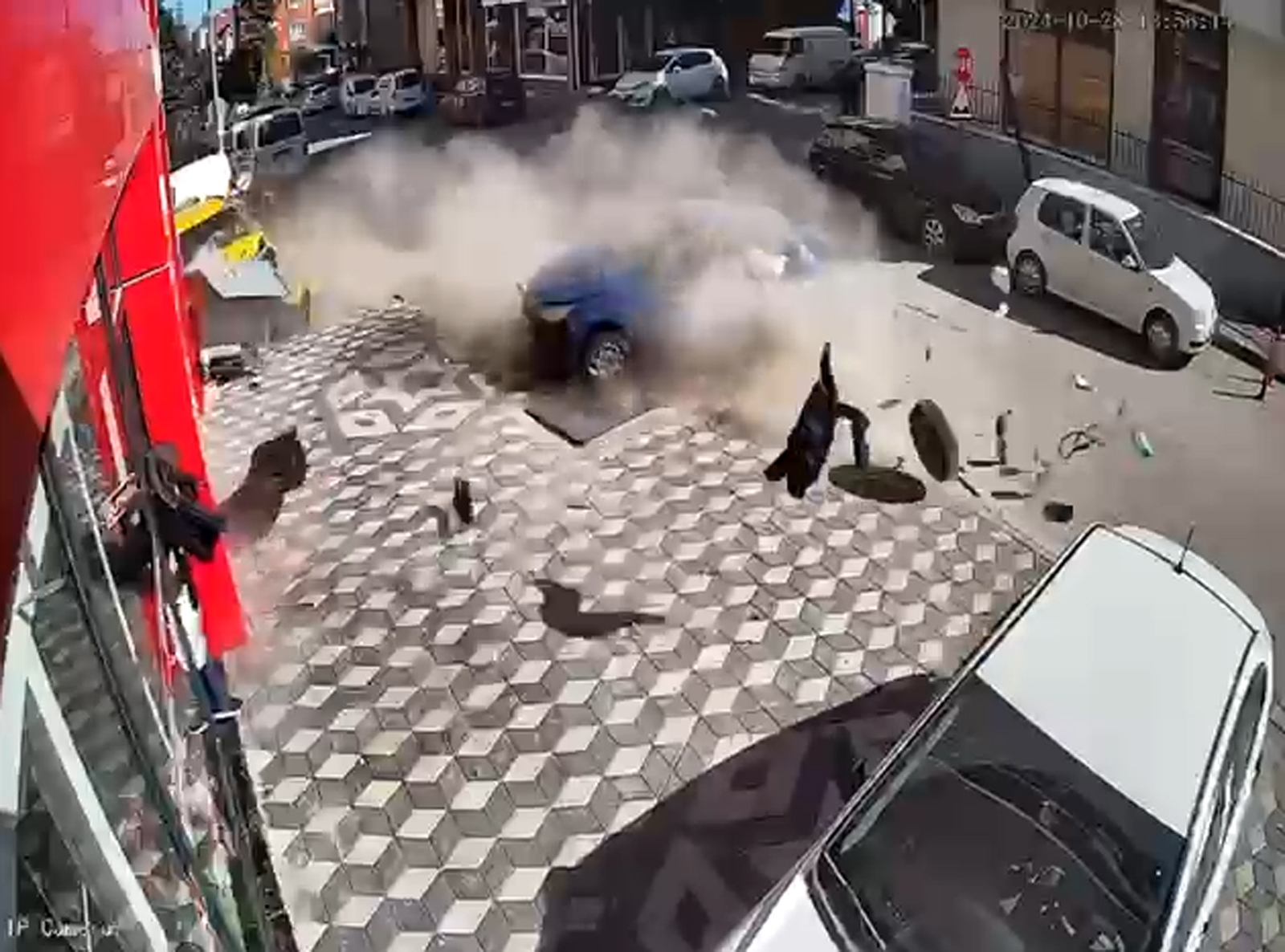 Otomobil ile taksinin çarpıştığı kaza kamerada