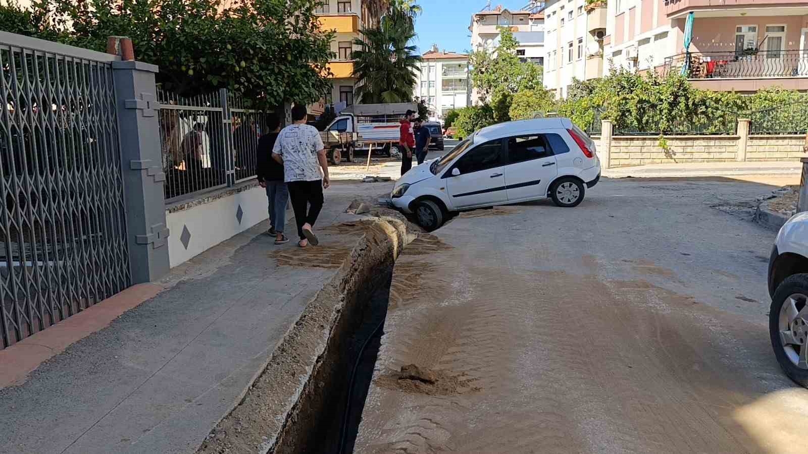 Otomobil kazılan çukura düştü