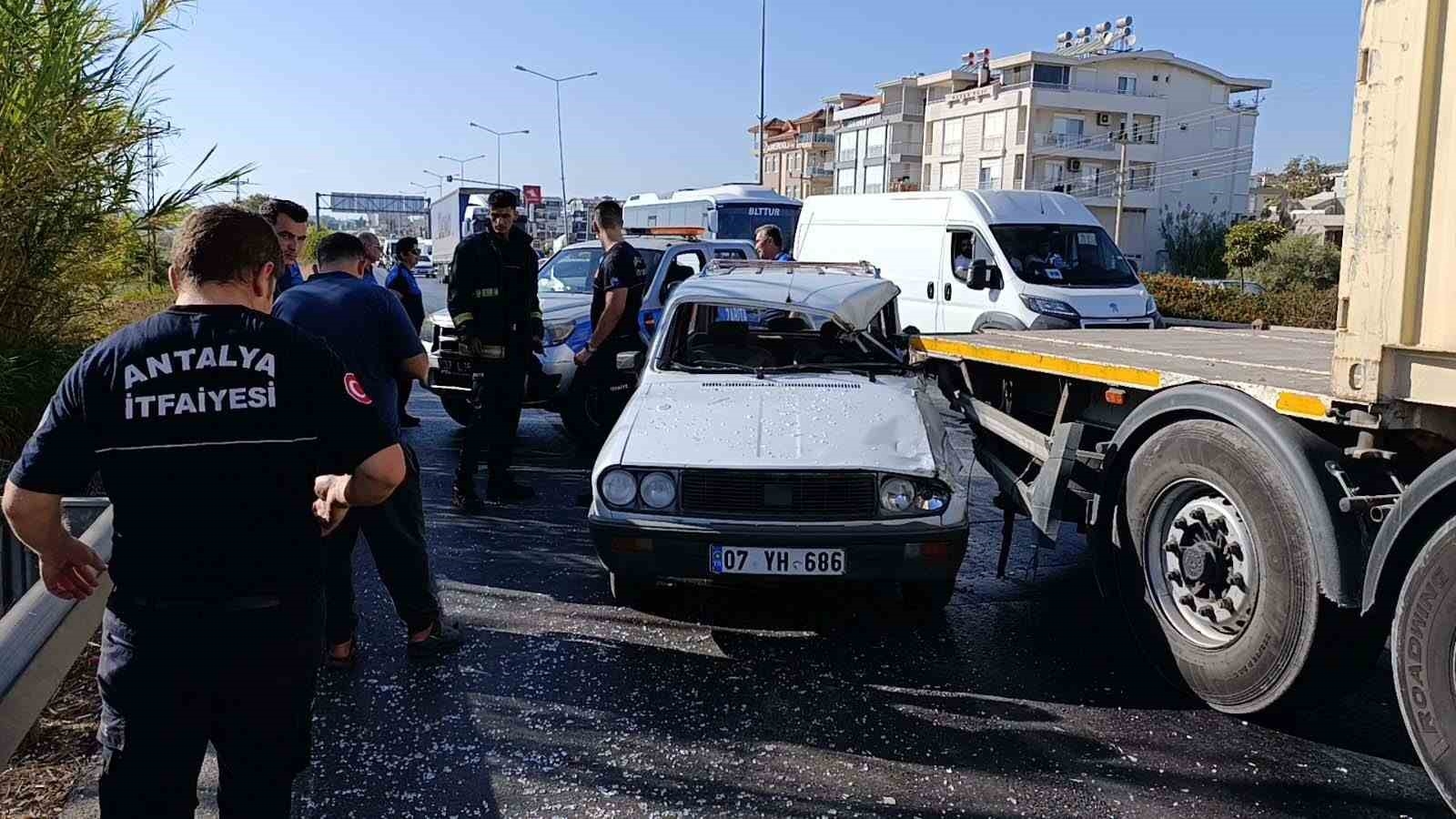 Otomobil tıra arkadan çarptı, sürücü ucuz kurtuldu