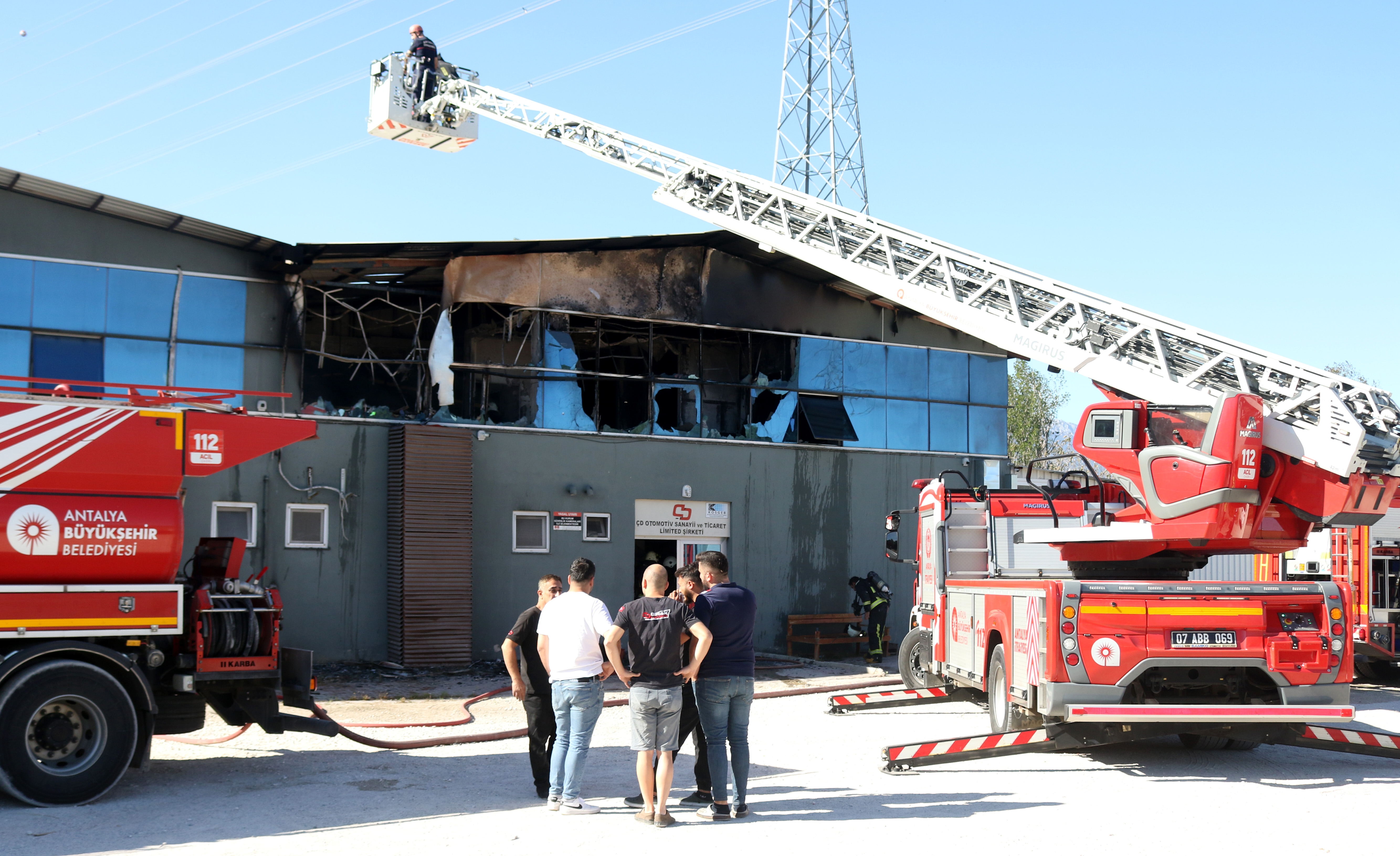 Otomobil yedek parça deposundaki yangın büyümeden söndürüldü