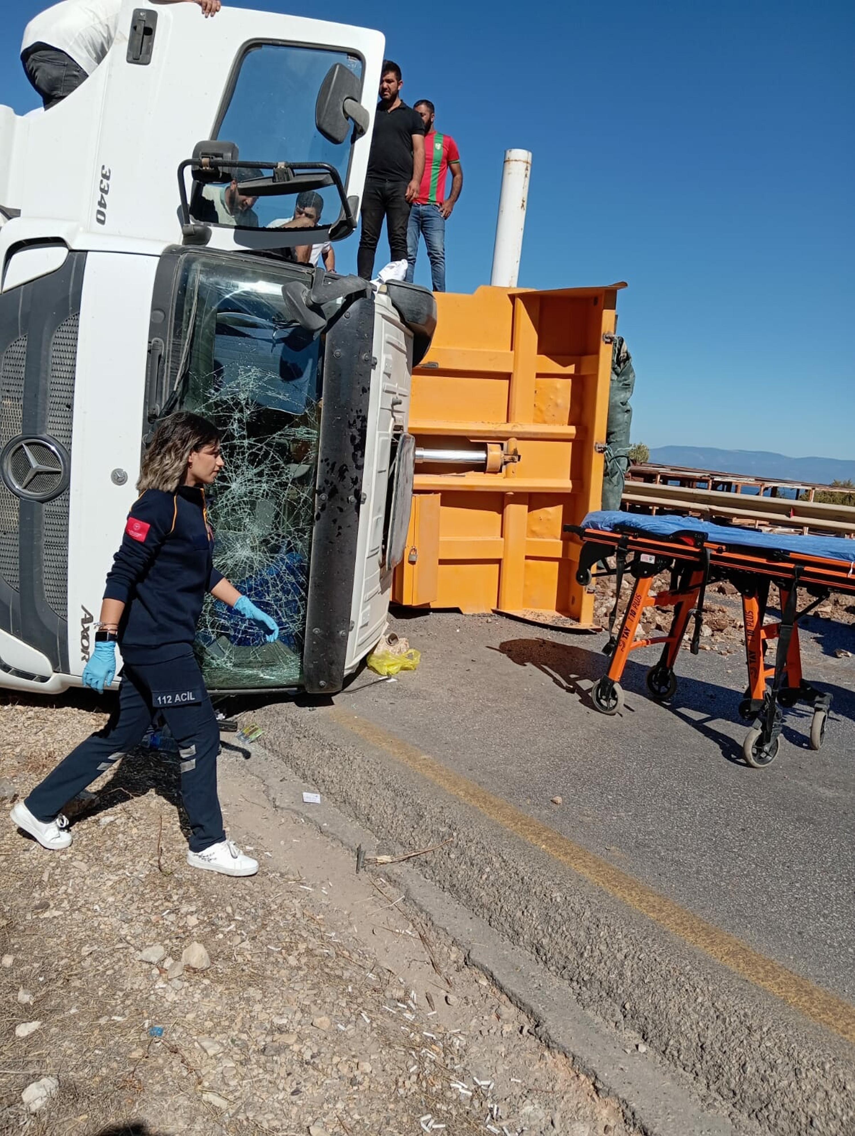 Otomobile çarpıp, devrilen hafriyat kamyonunun şoförü yaralandı