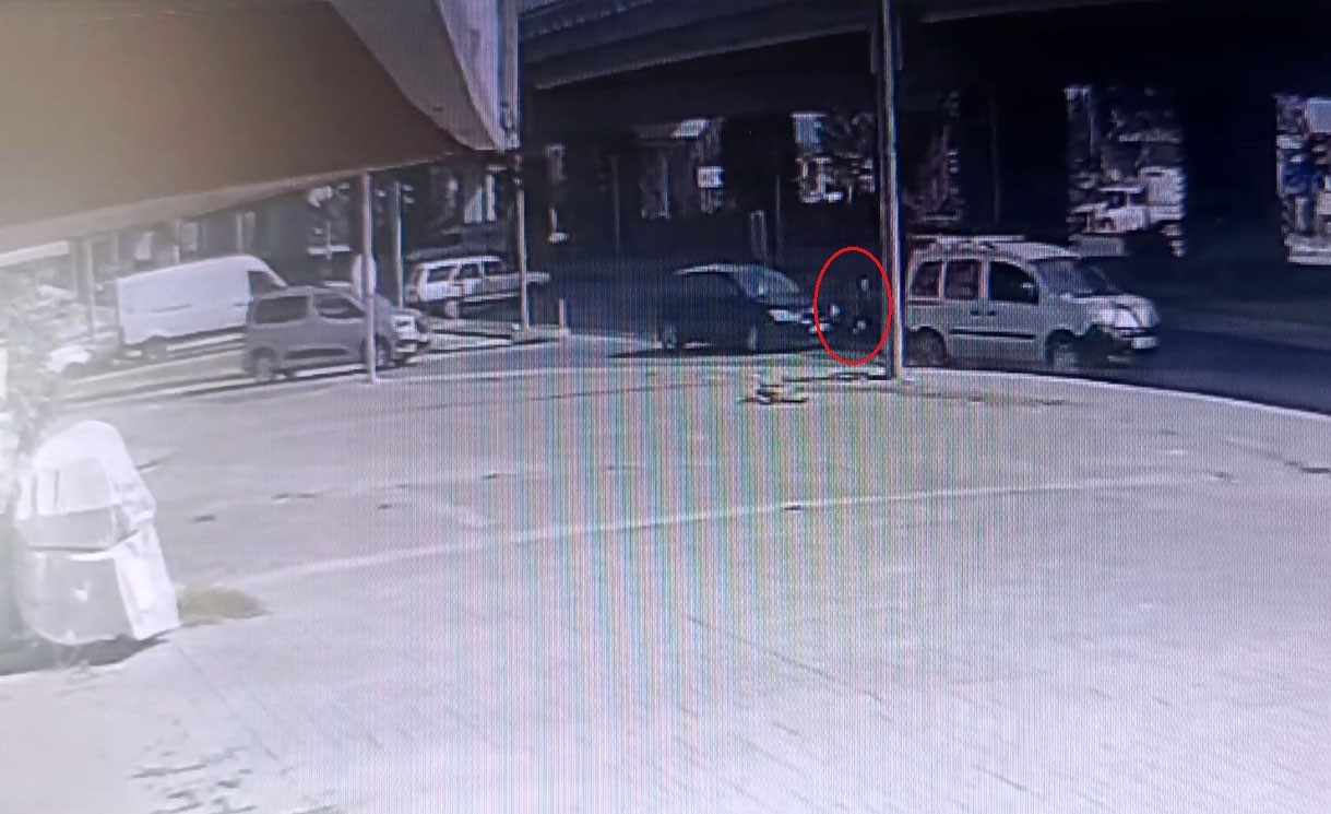 Otomobille çarpışan motosikletli kendisini iyi hissetmeyip hastaneye kaldırıldı