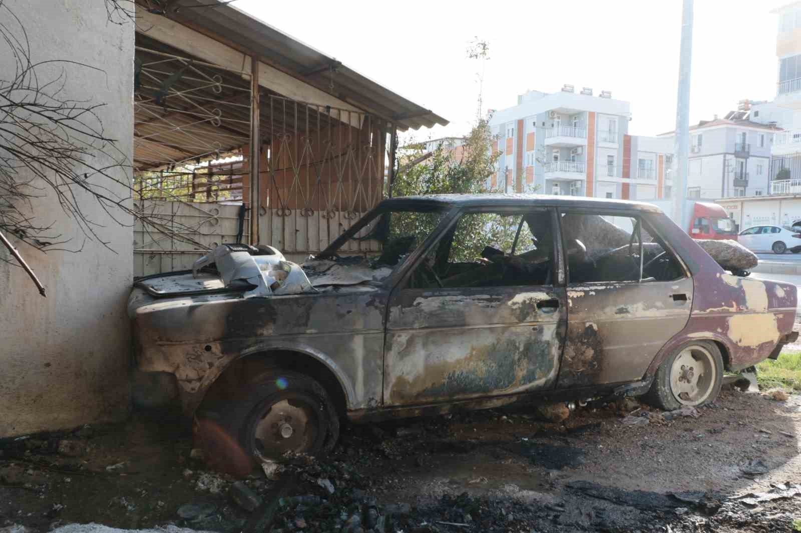 Park halindeki araç küle döndü, bitişiğindeki ikamete sıçramadan söndürüldü