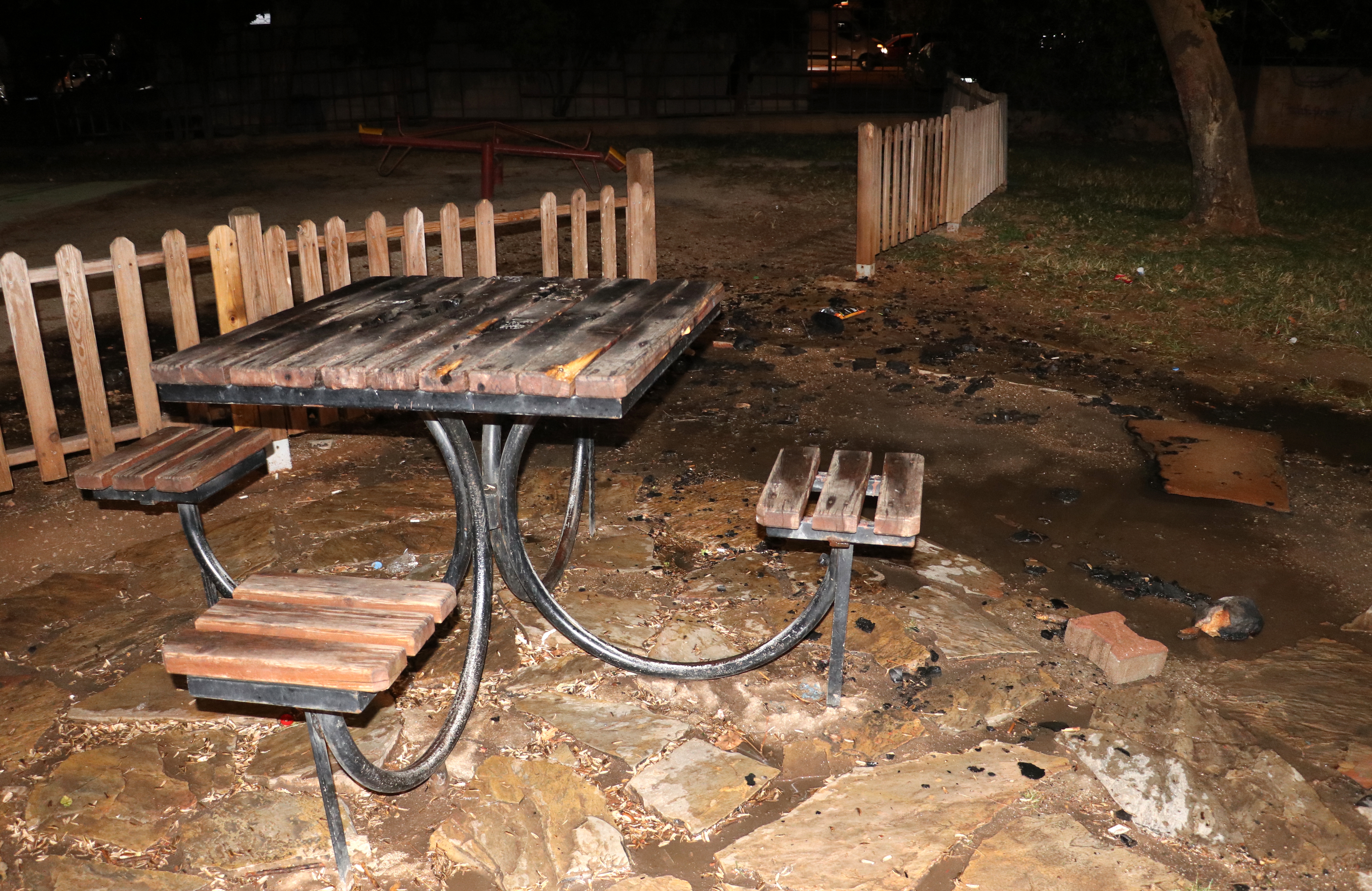Parktaki yangın korkuttu; o anlar kamerada
