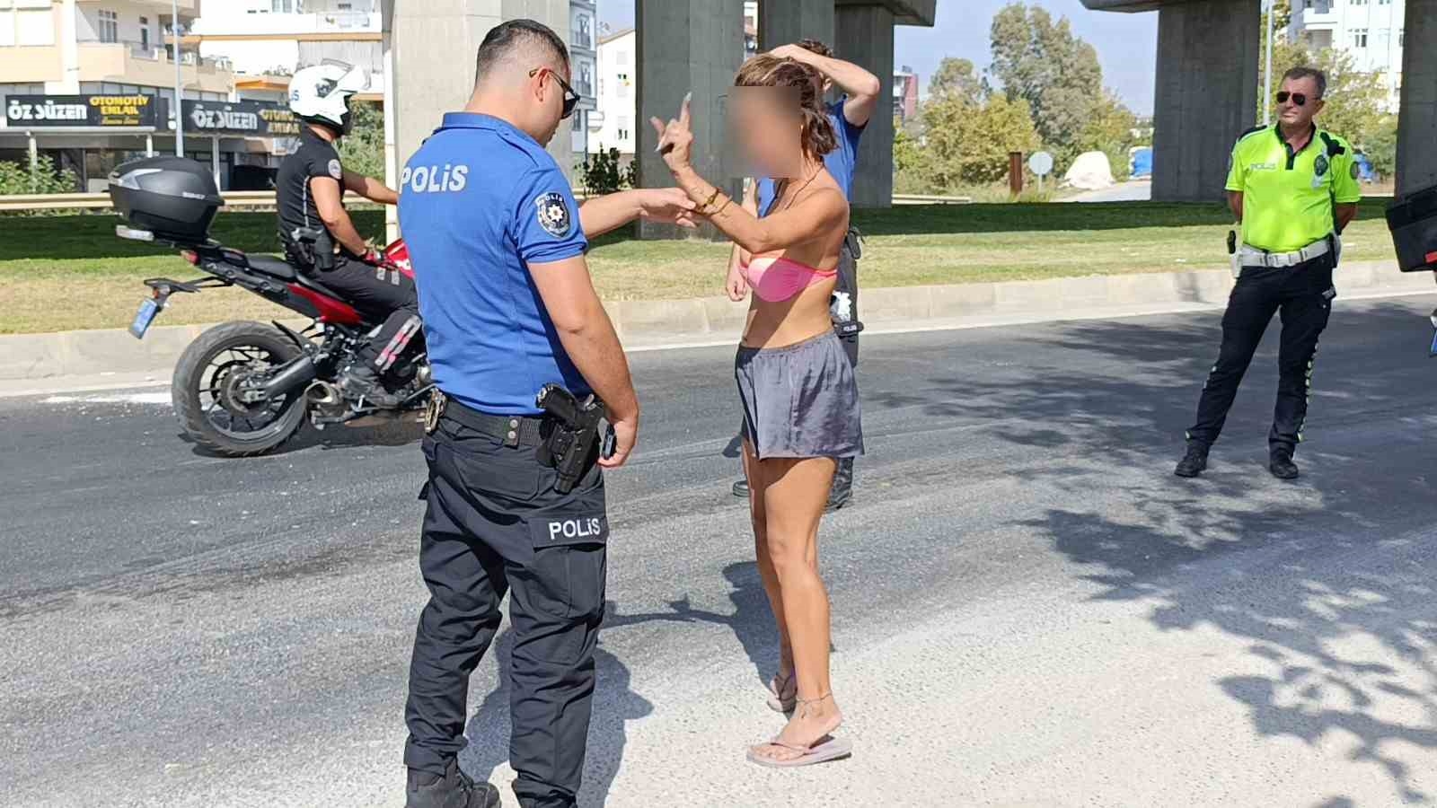Polis ekiplerinin trafikteki bikinili genç kadınla imtihanı