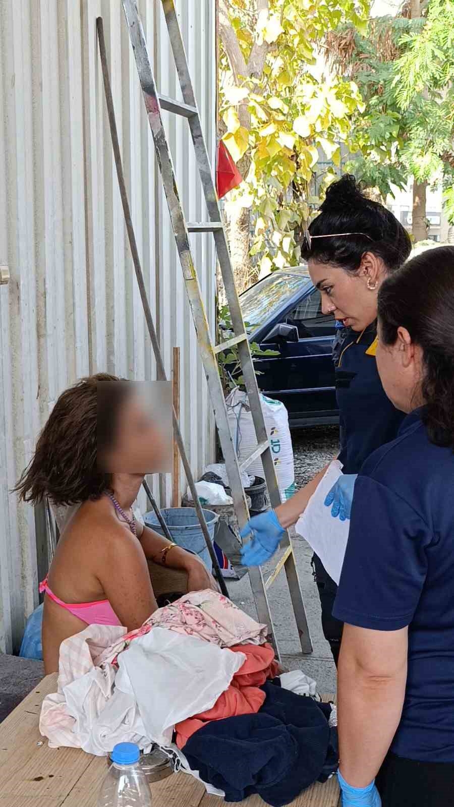 Polis ekiplerinin trafikteki bikinili genç kadınla imtihanı