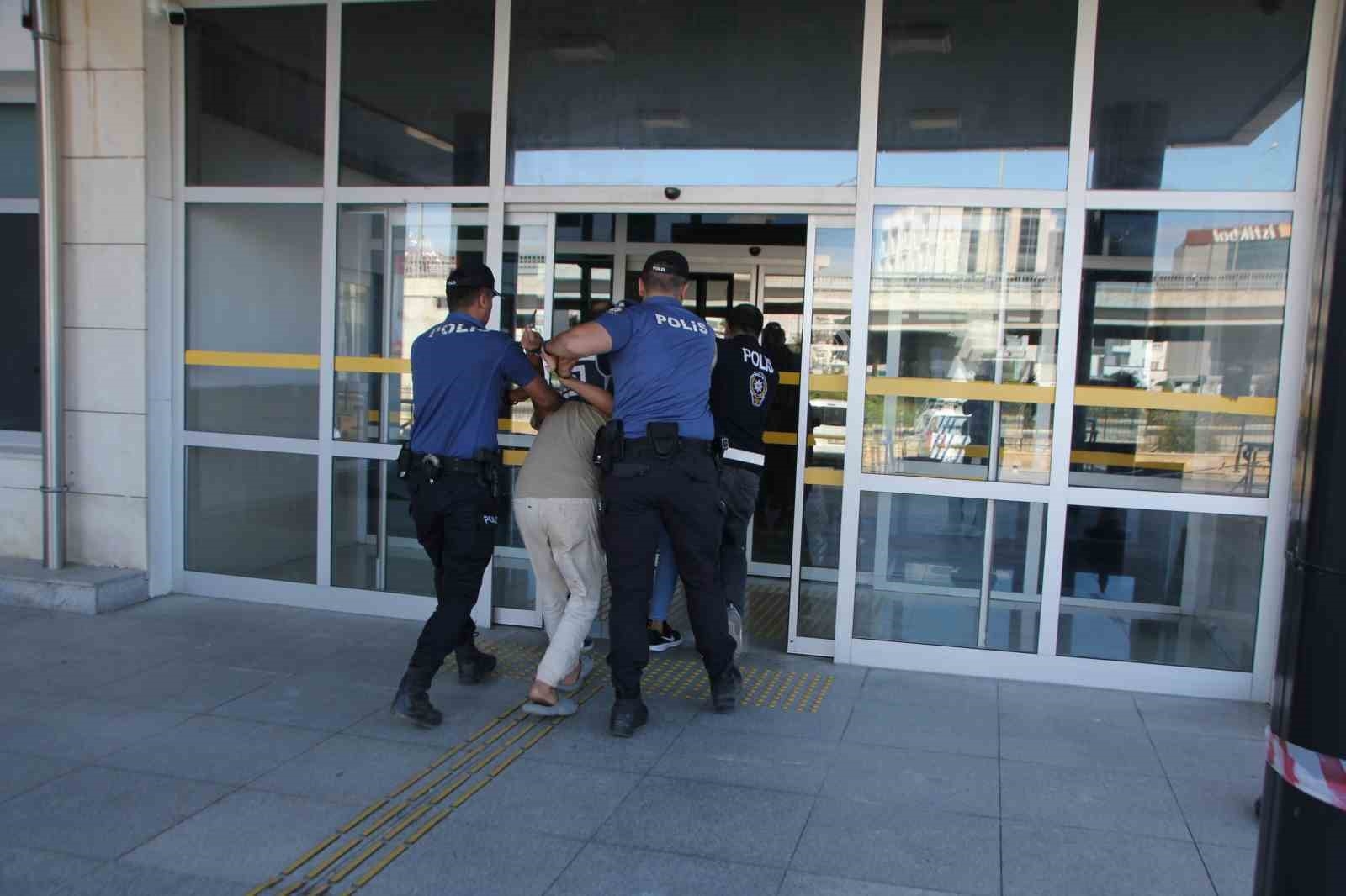 Polise silahlı saldırının zanlıları adliyeye çıkarıldı