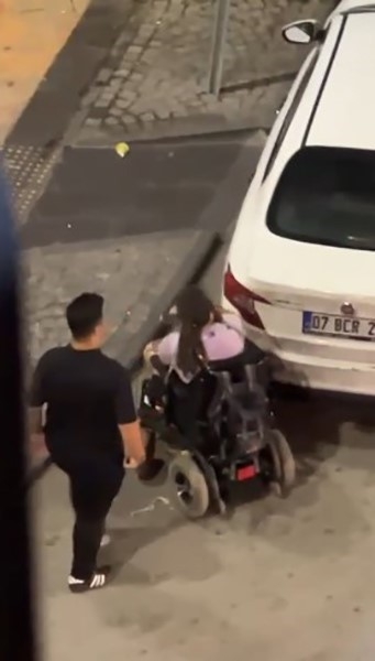 Rampaya park eden otomobilin kırılmadık camını bırakmadı