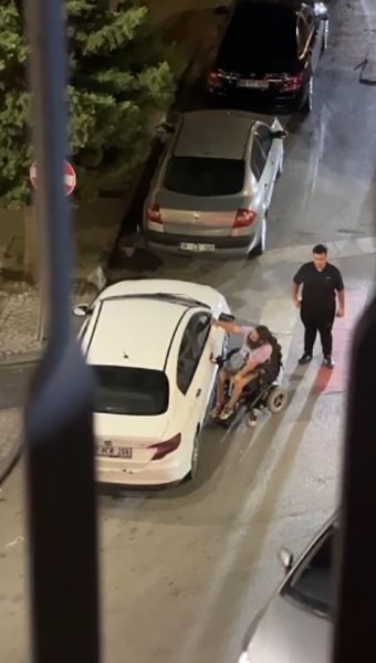 Rampaya park eden otomobilin kırılmadık camını bırakmadı