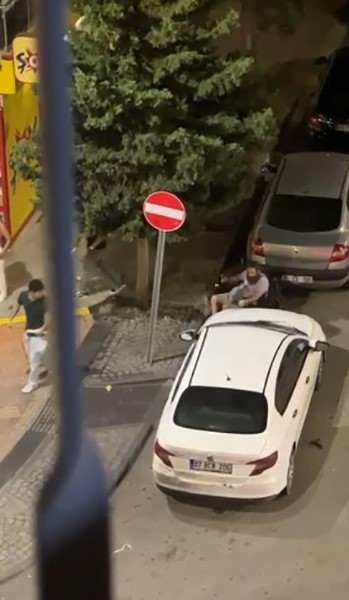 Rampaya park eden otomobilin kırılmadık camını bırakmadı