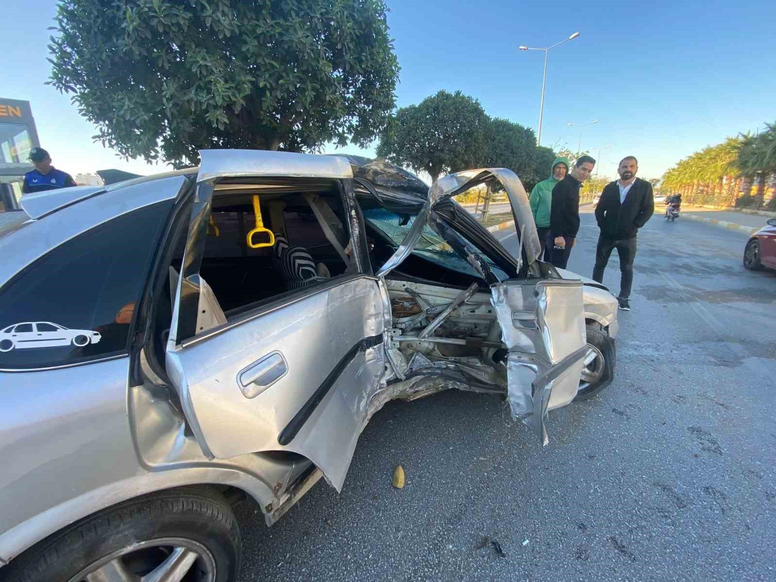 Refüje çıkıp ağaçları deviren otomobil sürücüsünü aydınlatma direği durdurdu