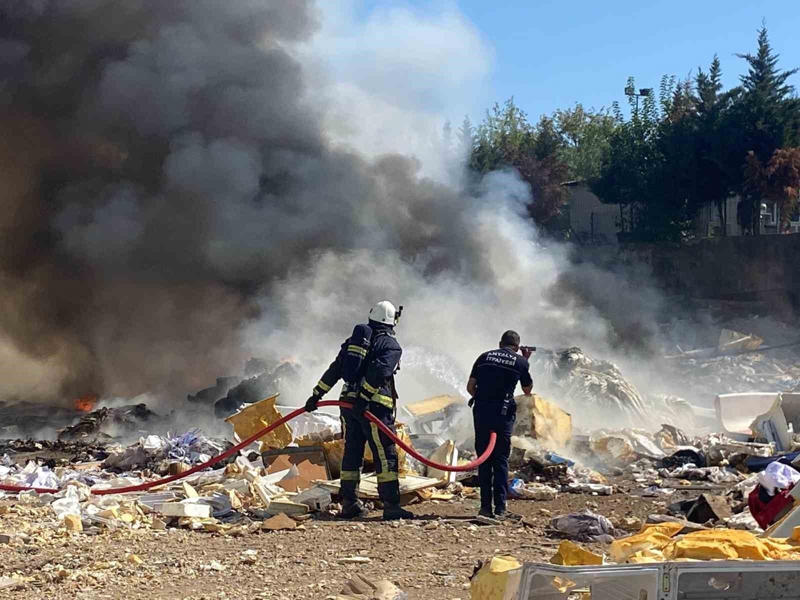 Sanayide çıkan yangında gökyüzünü siyah dumanlar kapladı