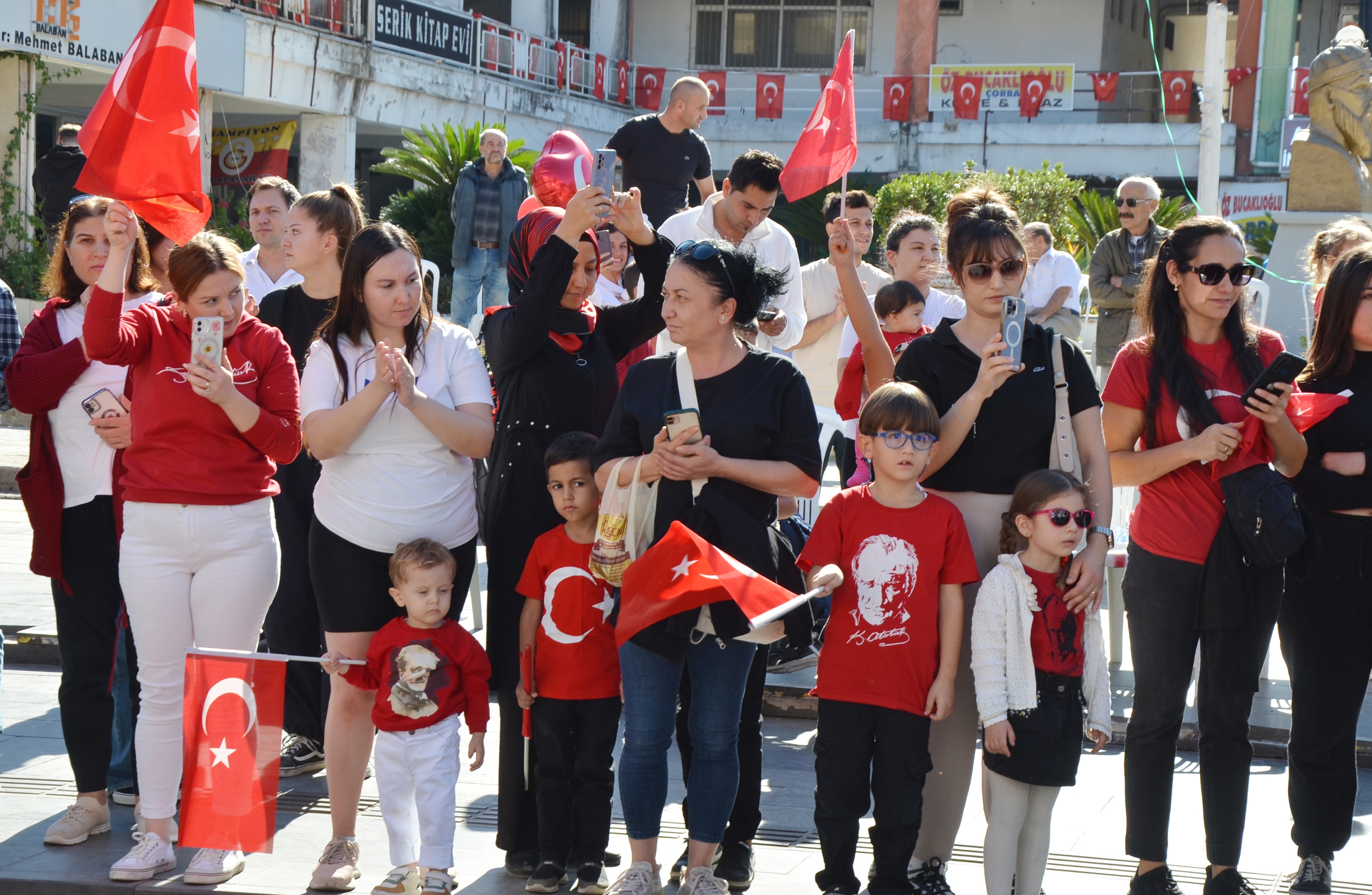 Serik'te coşkulu 29 Ekim kutlaması