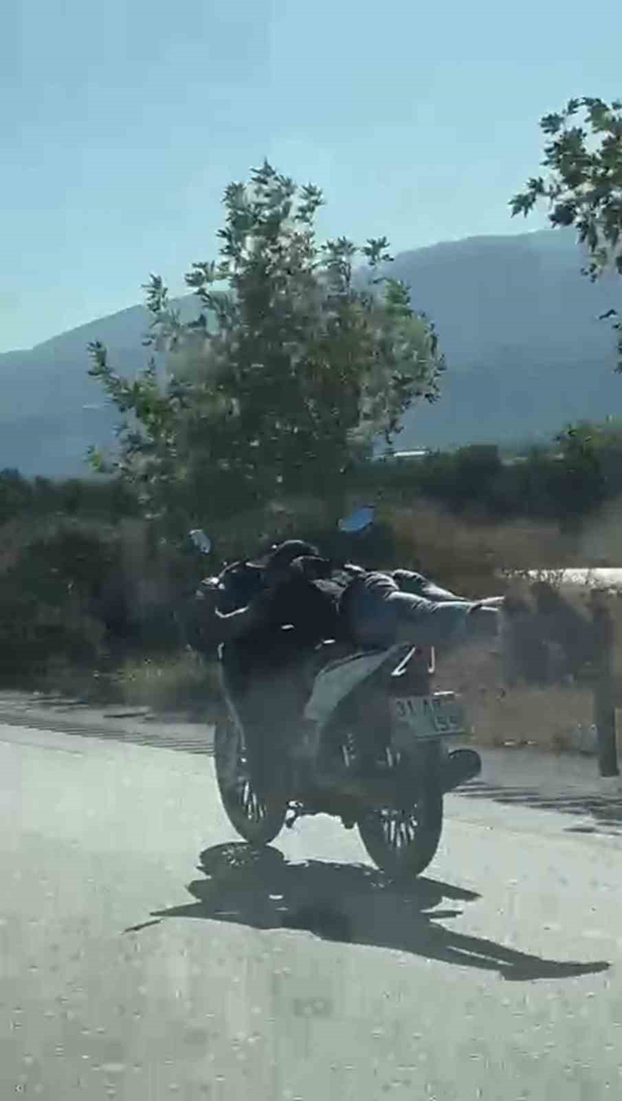 Seyir halindeyken motosikletin üzerine yatarak 'ölümüne' yolculuk