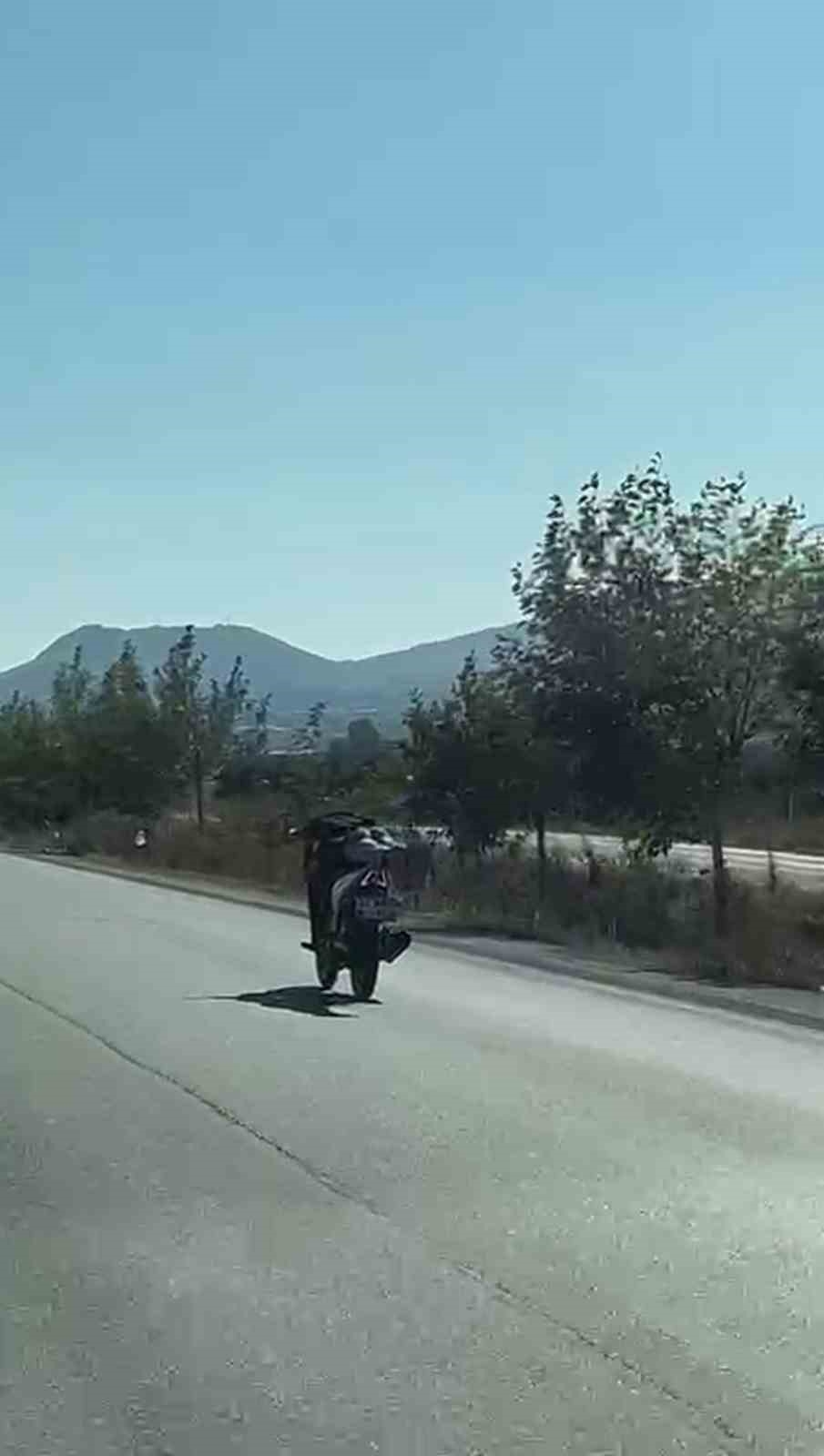 Seyir halindeyken motosikletin üzerine yatarak 'ölümüne' yolculuk