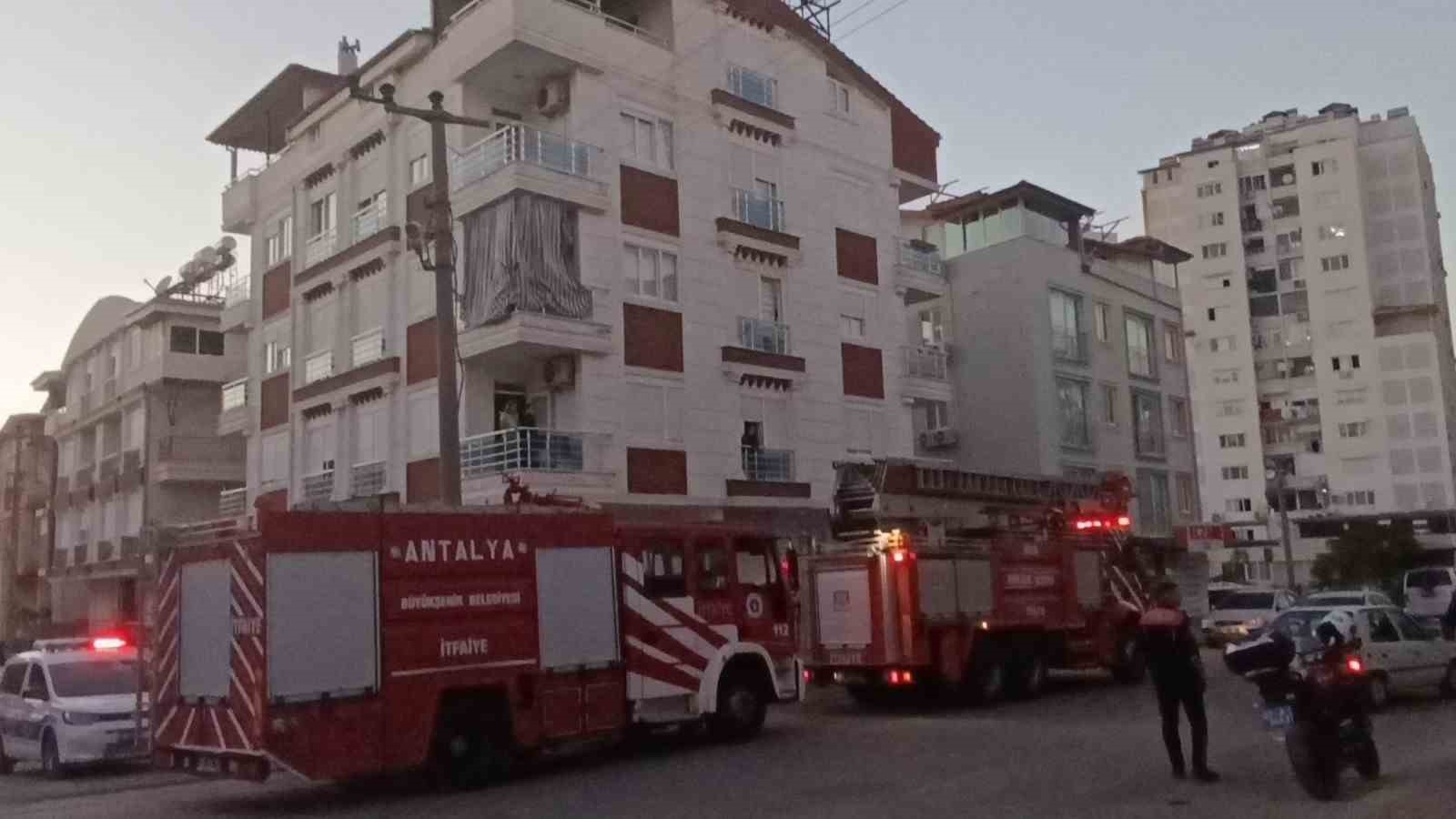 Sigara izmaritinden çıkan yangın ekipleri alarma geçirdi