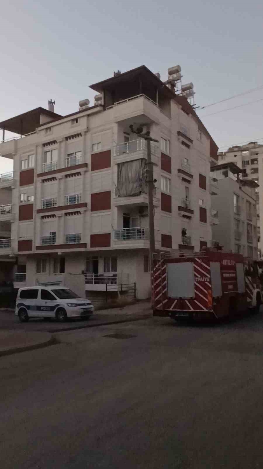 Sigara izmaritinden çıkan yangın ekipleri alarma geçirdi