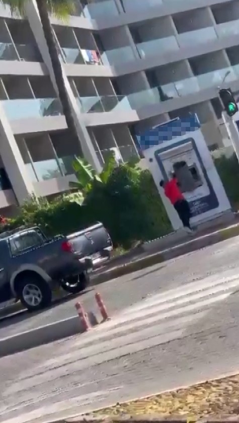 Sinir krizi geçirdi, öfkesini ATM'lerden çıkardı