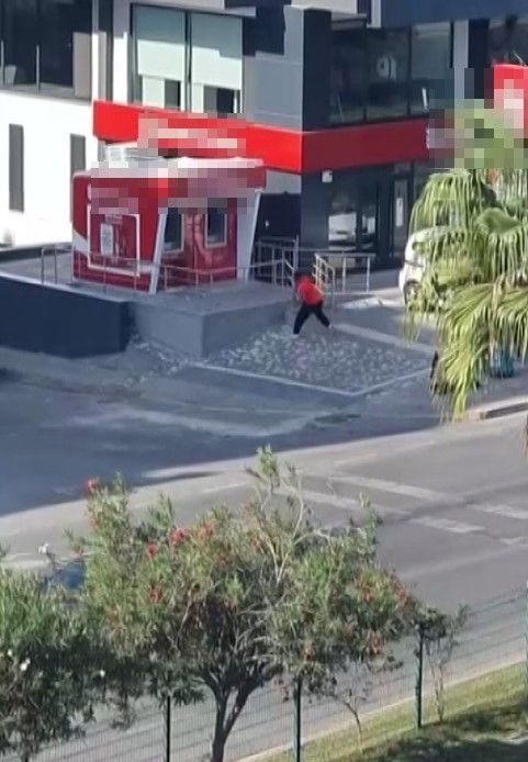 Sinir krizi geçirdi, öfkesini ATM'lerden çıkardı