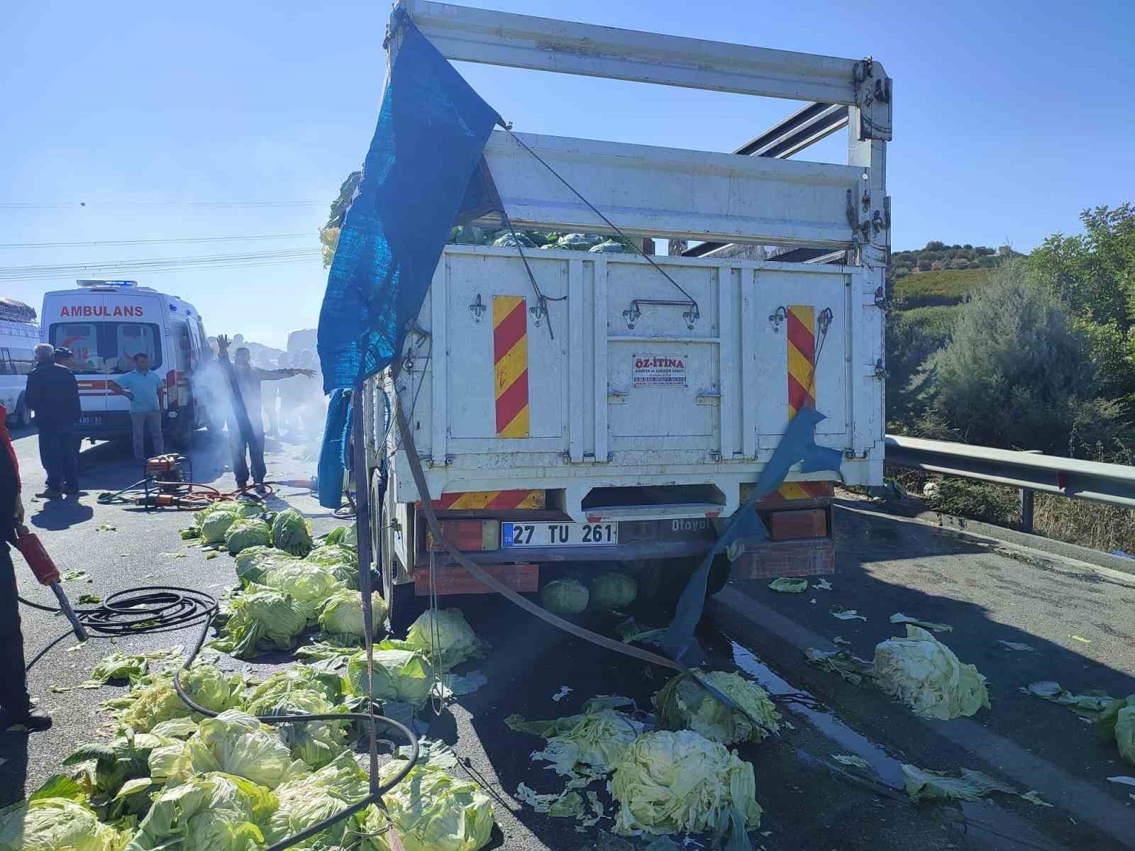 Tarsus'ta araçta sıkışan sürücüyü itfaiye ekipleri kurtardı