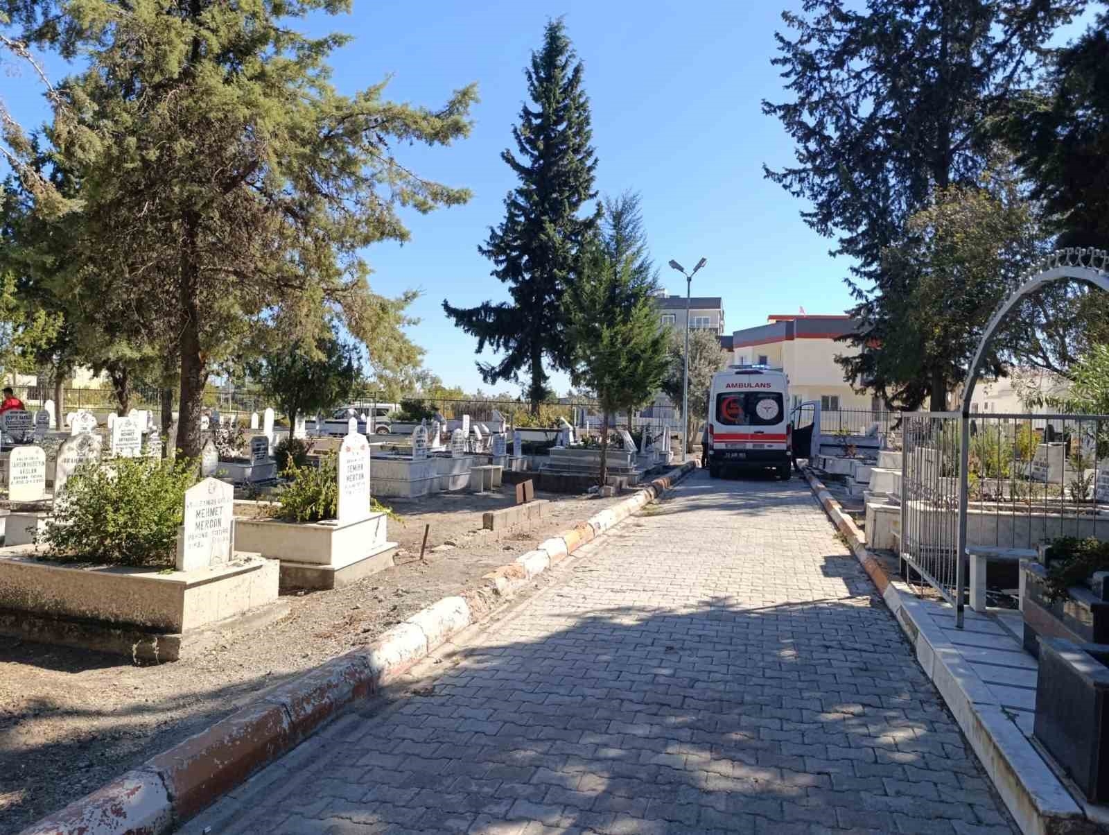 Tarsus'ta bir kişi mezar başında hayatını kaybetti