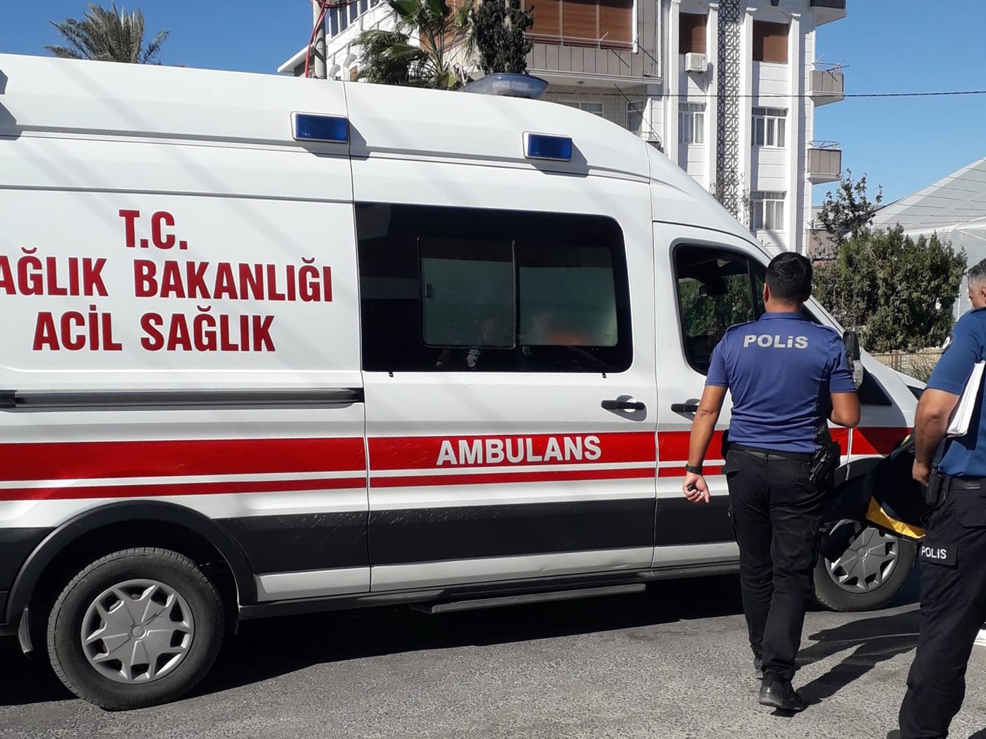 Ticari araç dereye uçtu: 1 yaralı
