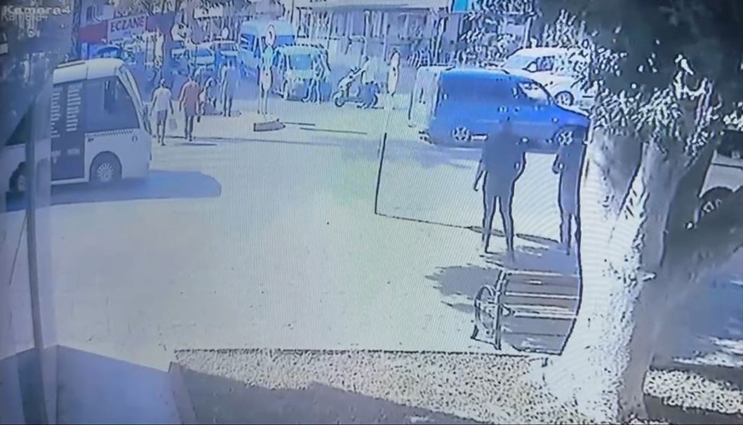Ticari araca çarpmamak için kendilerini motosiklette attılar