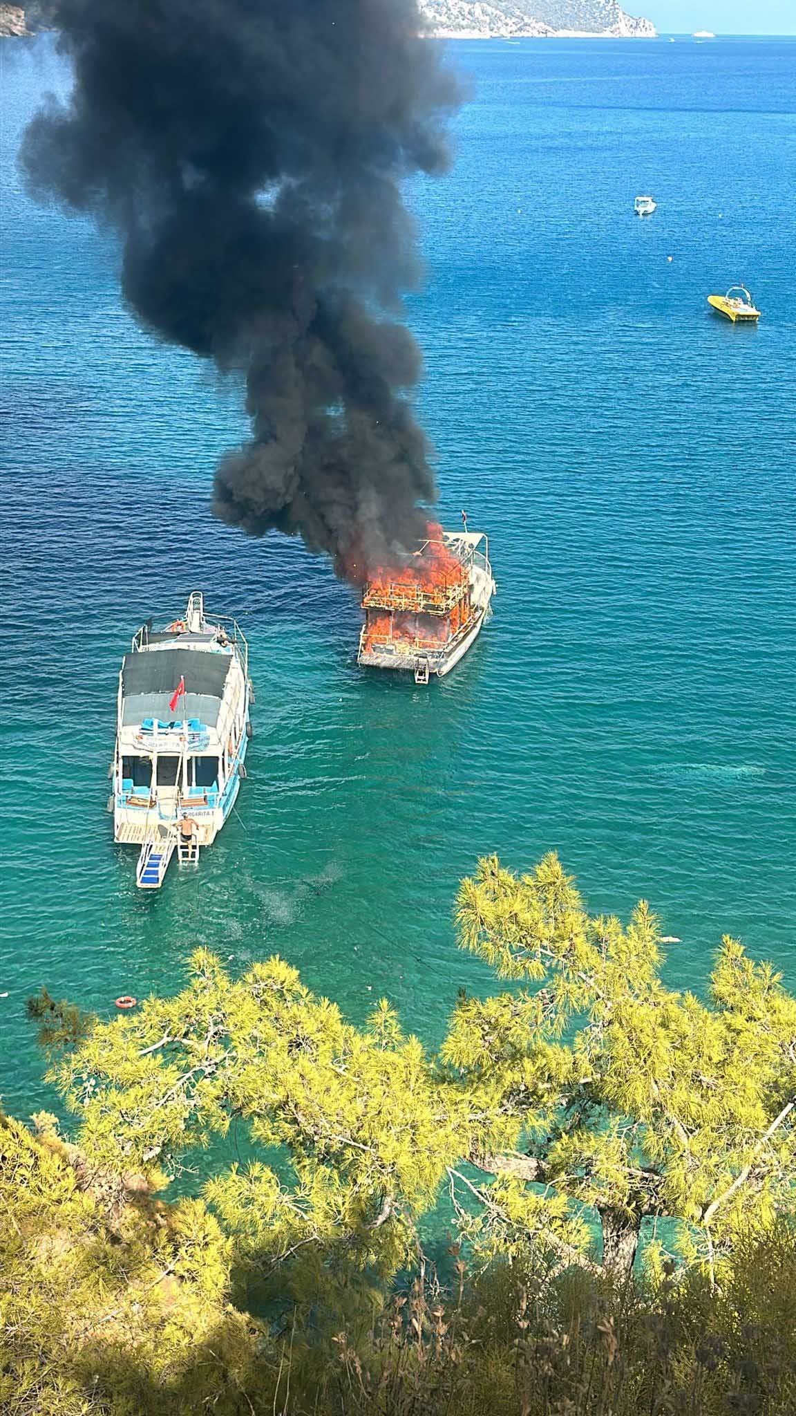 Tur teknesi yandı