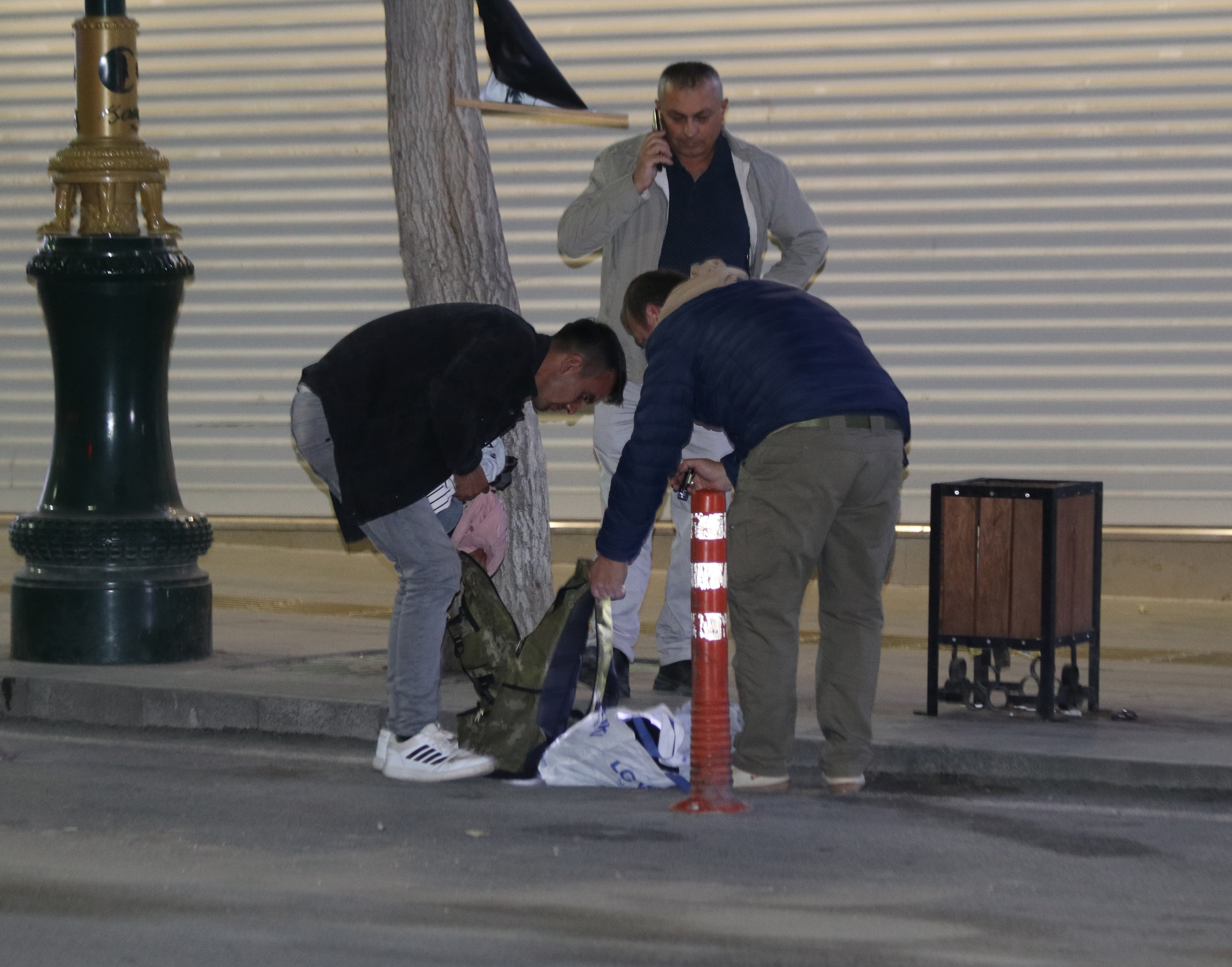 Unutulan çantayı polis sahibine ulaştırdı