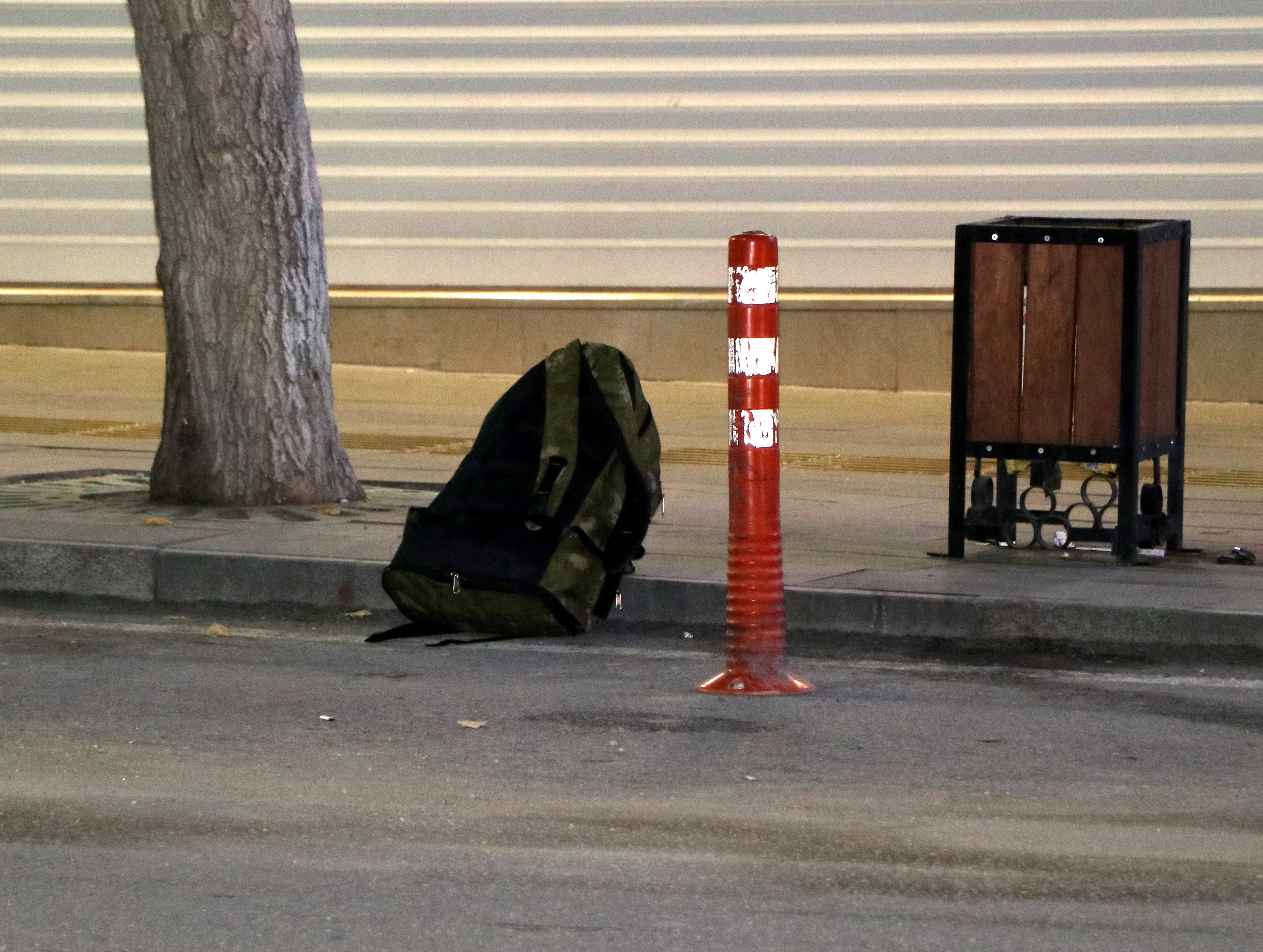 Unutulan çantayı polis sahibine ulaştırdı