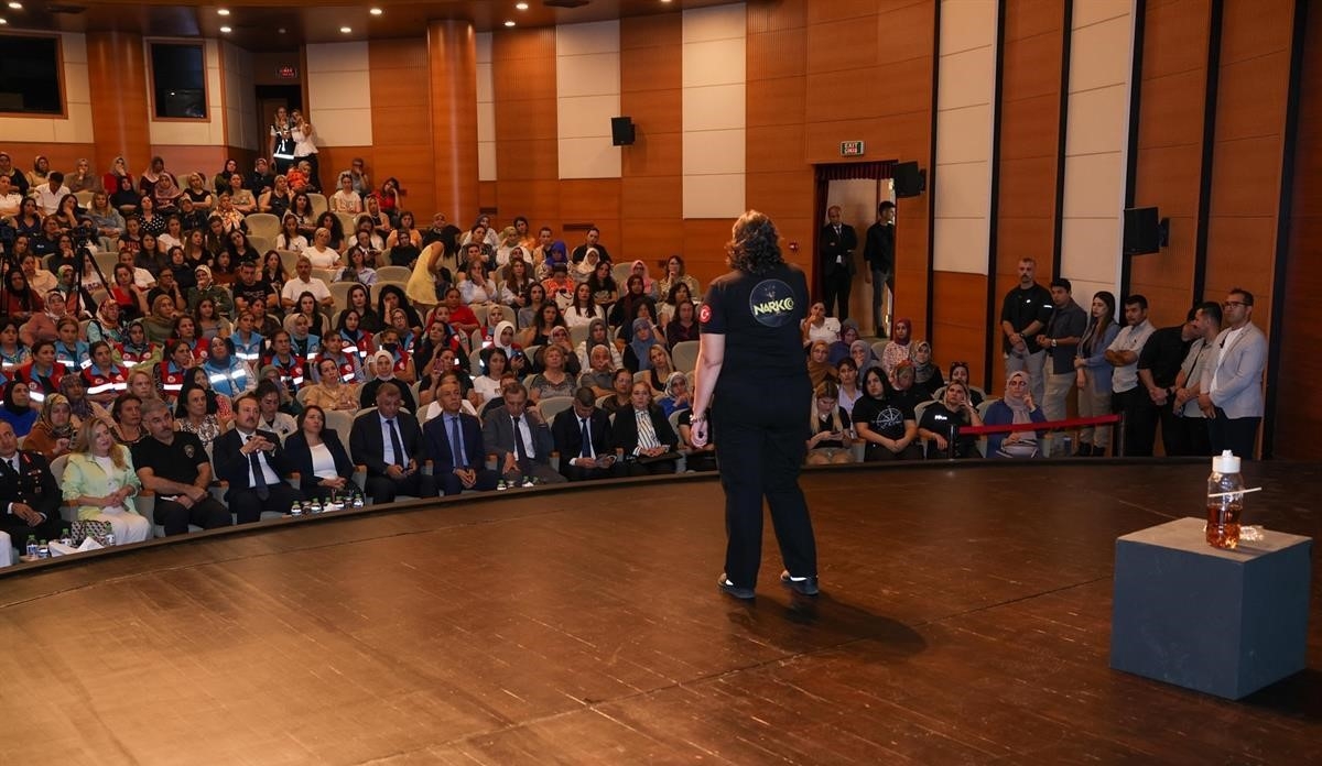Vali Pehlivan: "En büyük kötülüklerden birisi çocuklarımızın, gençlerimizin zehirlenmesi"