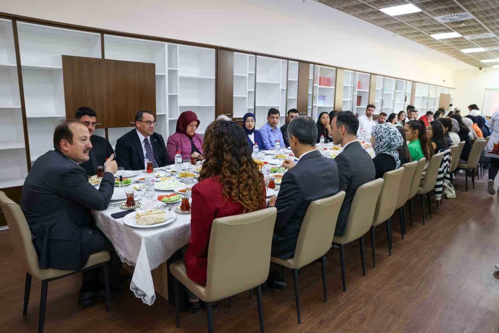 Vali Pehlivan yurt binasını inceledi, öğrencilerle bir araya geldi