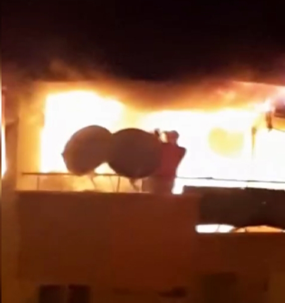 Yangında balkona kaçan kadın çarşafla korunmaya çalıştı