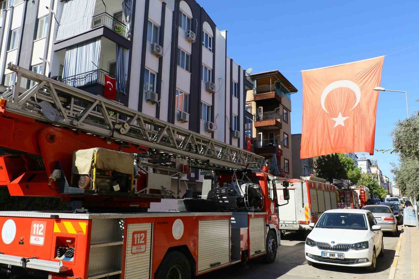 Yangını gören komşular karşı balkondan hortumla alevlere müdahale etti