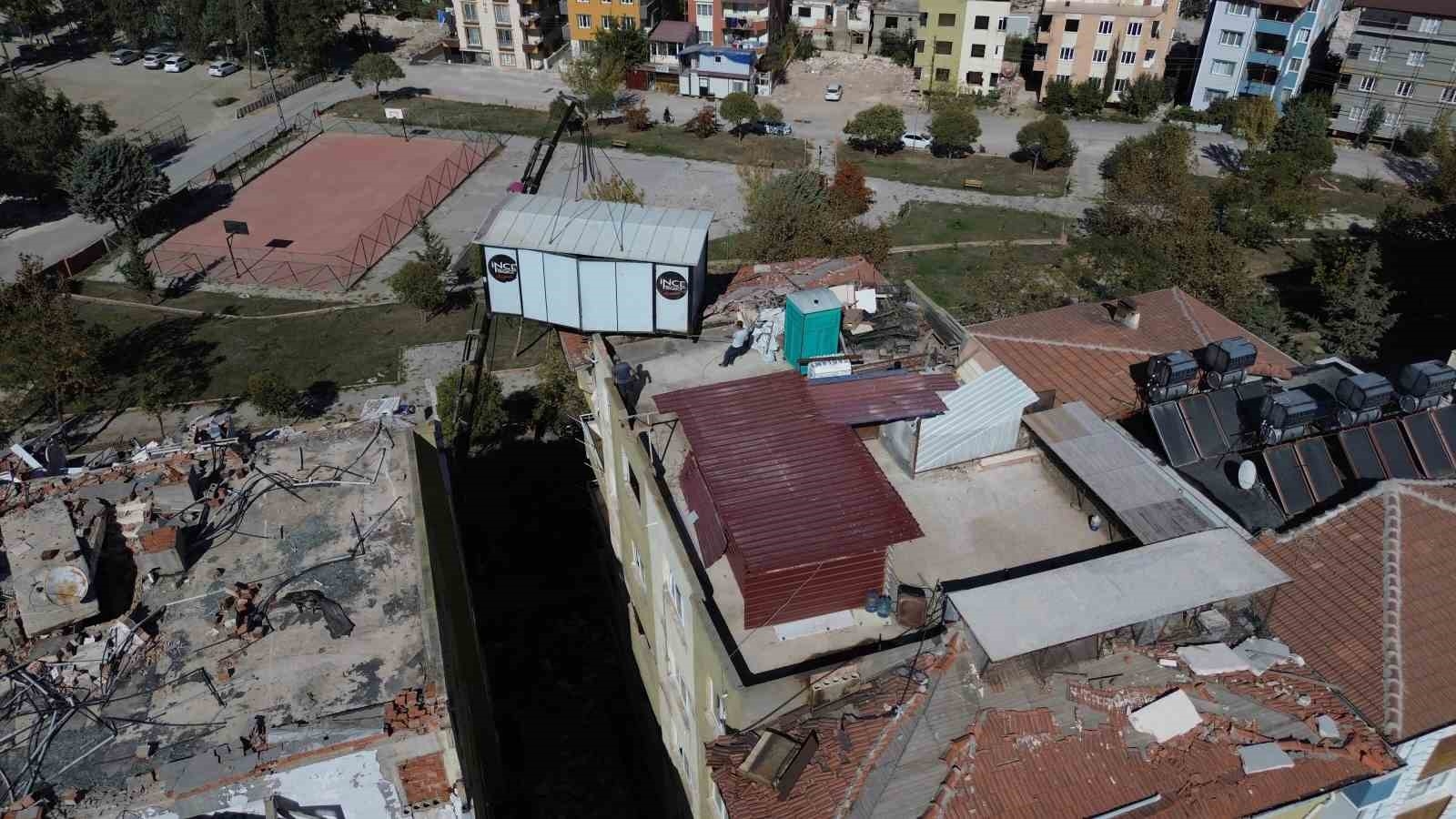 Yılların tutkusu için 40 bin lira harcatarak 5 katlı apartmanın üstüne vinçle konteyner koydurdu