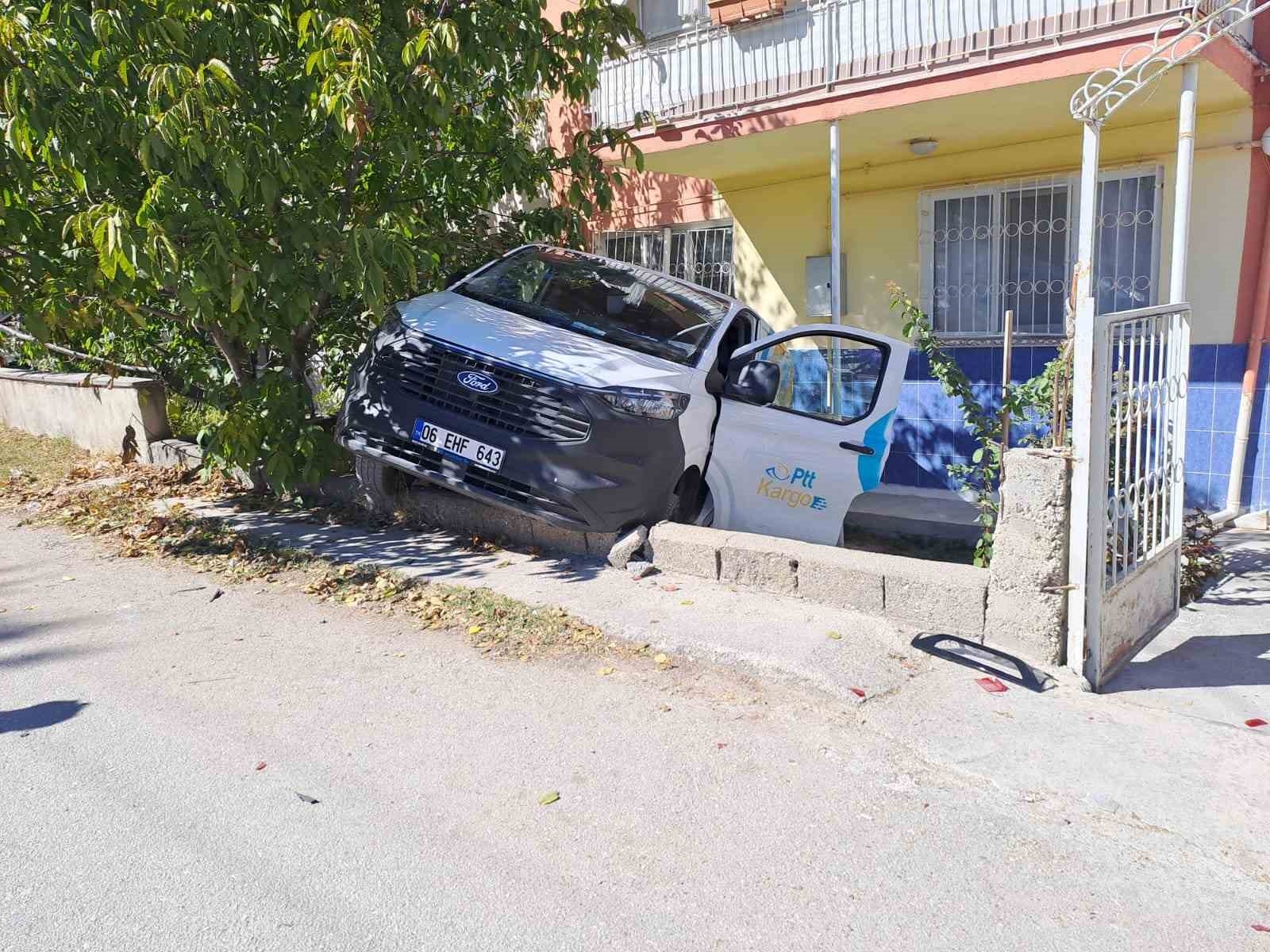 Yokuşta bırakılan PTT kargo aracı geri kayarak 3 araca çarpıp evin bahçesine düştü