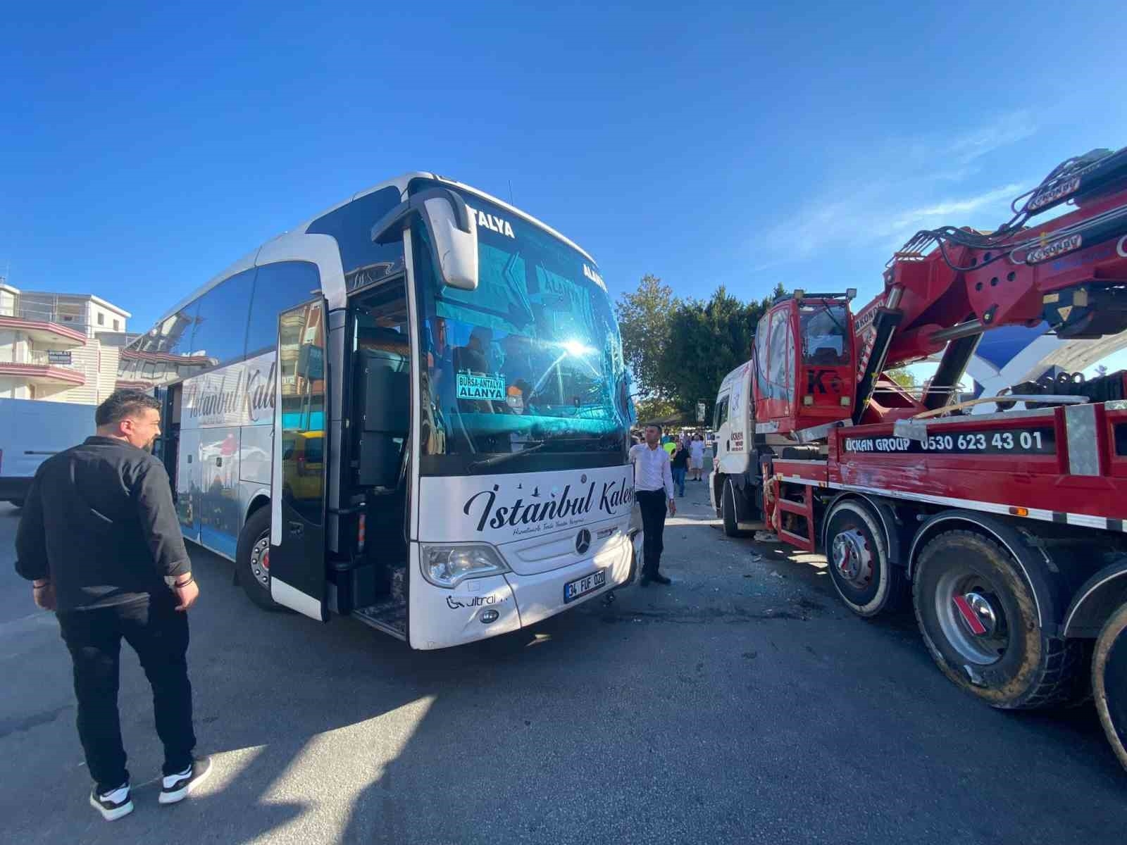 Yolcu otobüsü, minibüs ve vincin karıştığı kazada otobüs sürücüsü yaralandı
