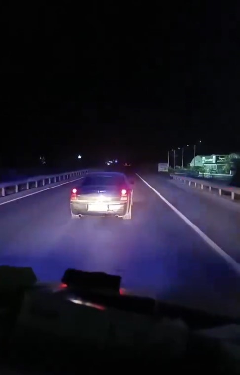 Yolu kapatıp ambulansa geçit vermedi