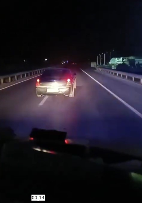 Yolu kapatıp ambulansa geçit vermedi
