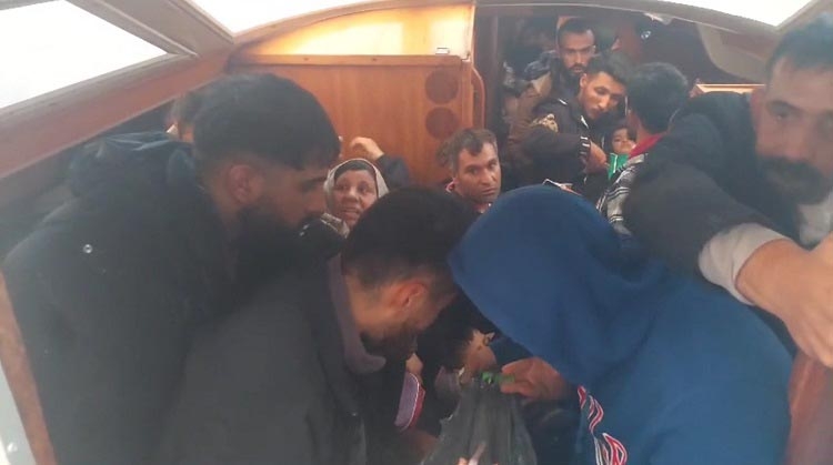 86 kaçak göçmen ile 3 göçmen kaçakçısı şüphelisi yakalandı