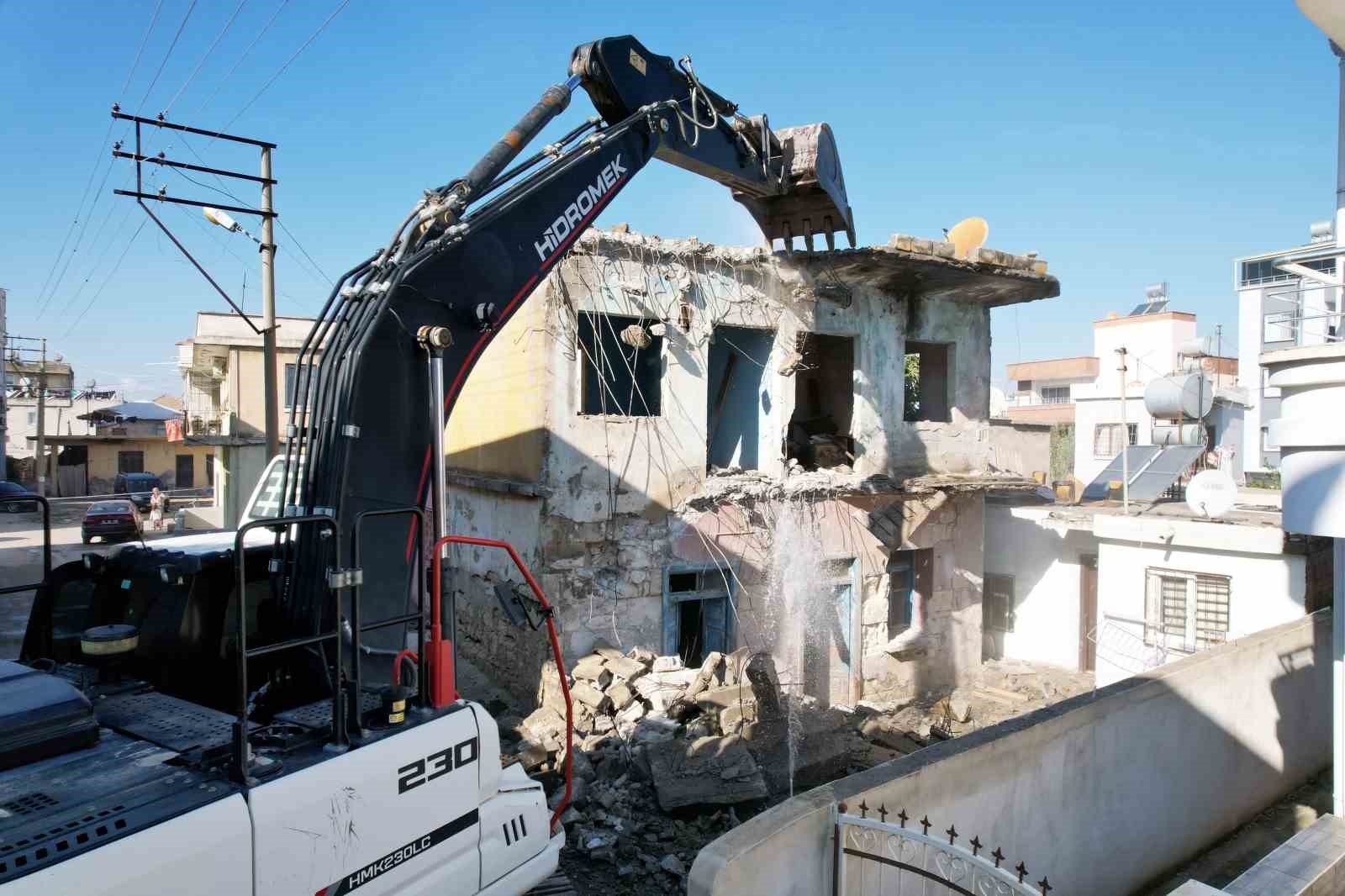 Akdeniz'de metruk binaların yıkımı sürüyor