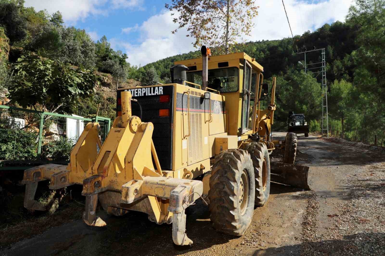 Alanya Belediyesi'nden yağmurda kapanan yollara anında müdahale