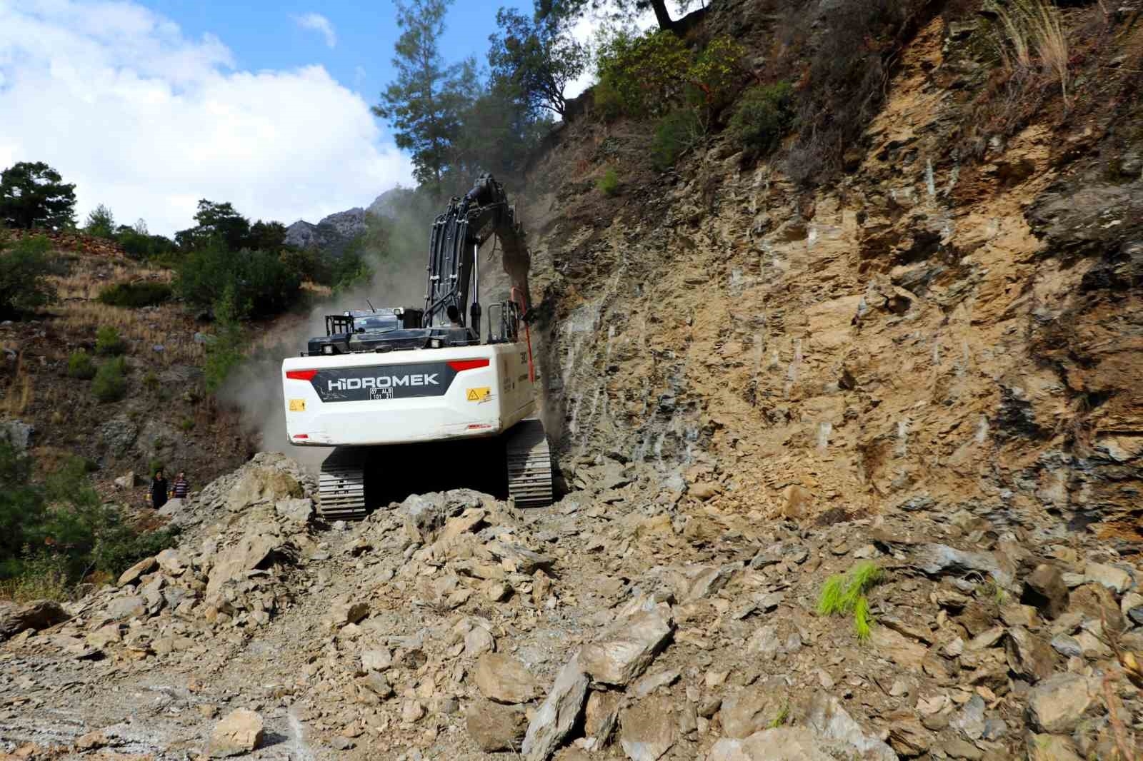 Alanya'da heyelan sonrası kapanan yolda sona gelindi
