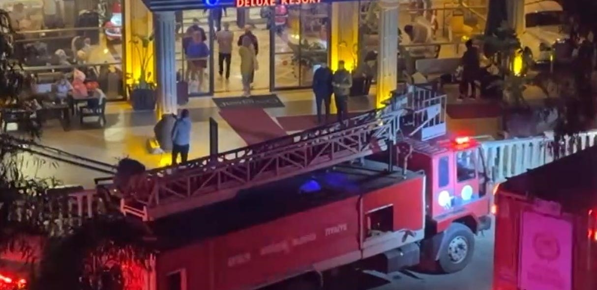 Alanya'da otelde çıkan yangında 1 personel dumandan etkilendi